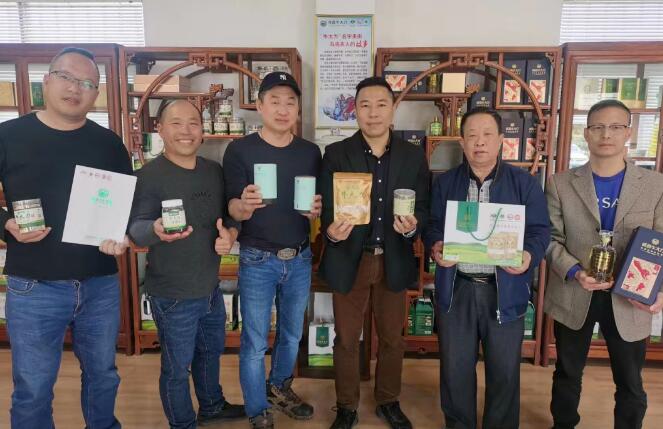 中華金廚、中國烹飪大師黃熾華師傅和“華家班”秘書處成員一行蒞臨粵森指導(dǎo)牛大力菜品研究與開發(fā)工作。